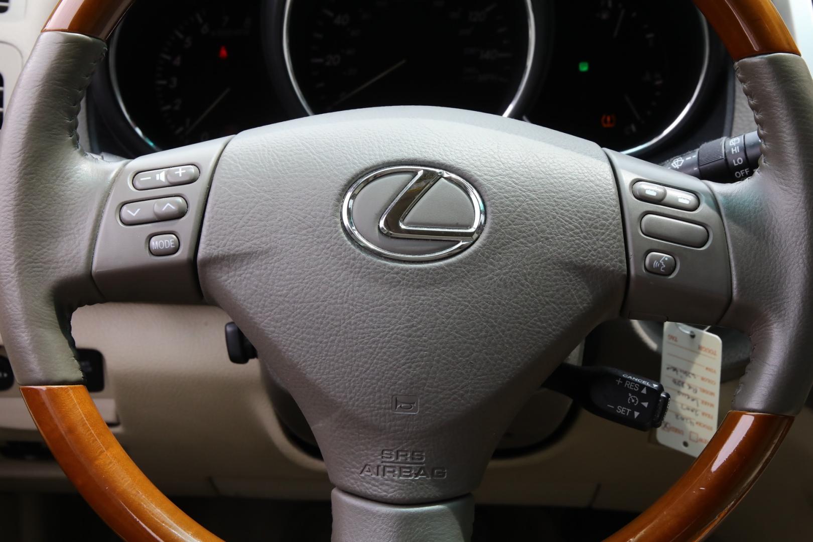 2007 WHITE LEXUS RX 350 FWD (2T2GK31U77C) with an 3.5L V6 DOHC 24V engine, 5-SPEED AUTOMATIC transmission, located at 420 E. Kingsbury St., Seguin, TX, 78155, (830) 401-0495, 29.581060, -97.961647 - Photo#13